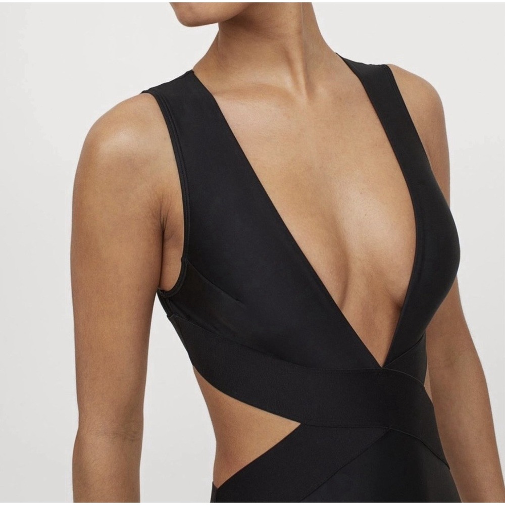 H&M Women's Conscious V-neck‎ Cut Out Black One Piece Swimwear Bathing Suit Med